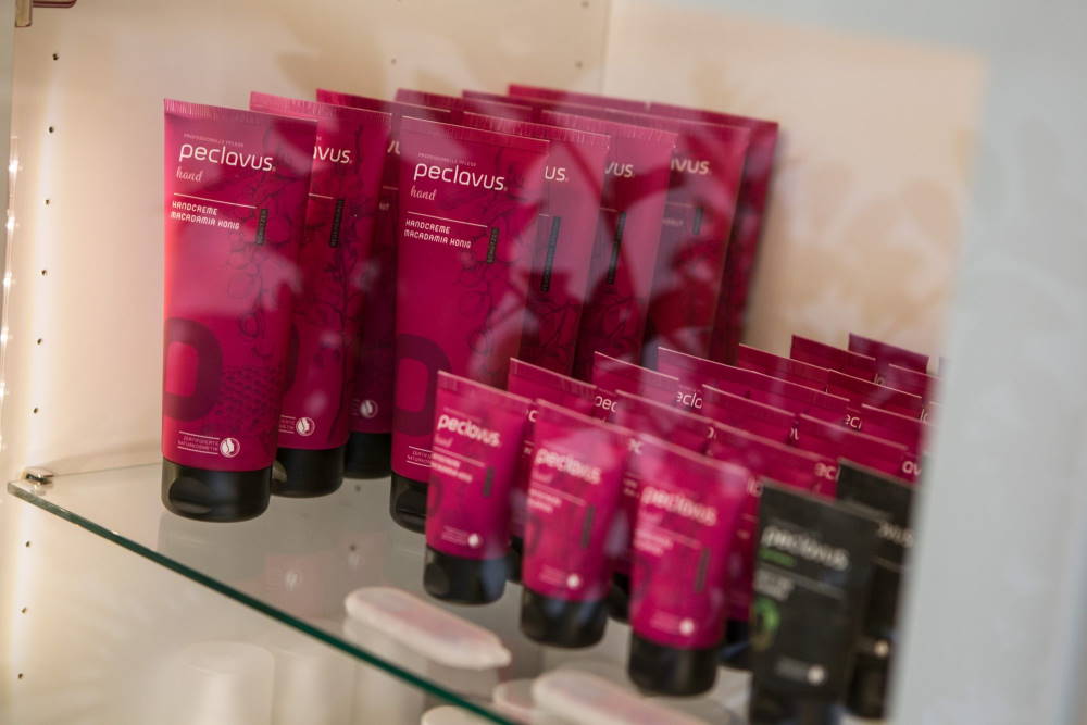 hair-removal-zuerich-handcreme Handcreme Produkte im Salon von Hair Removal